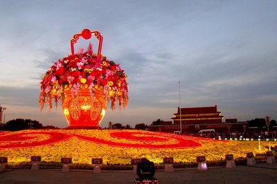 系祝福于秋風(fēng)，與祖國同行