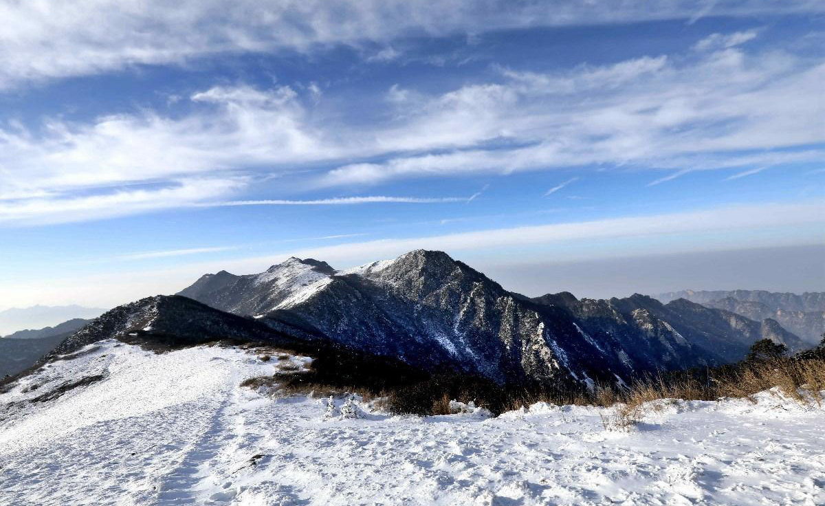 雪霽初晴時，積雪浮云端
