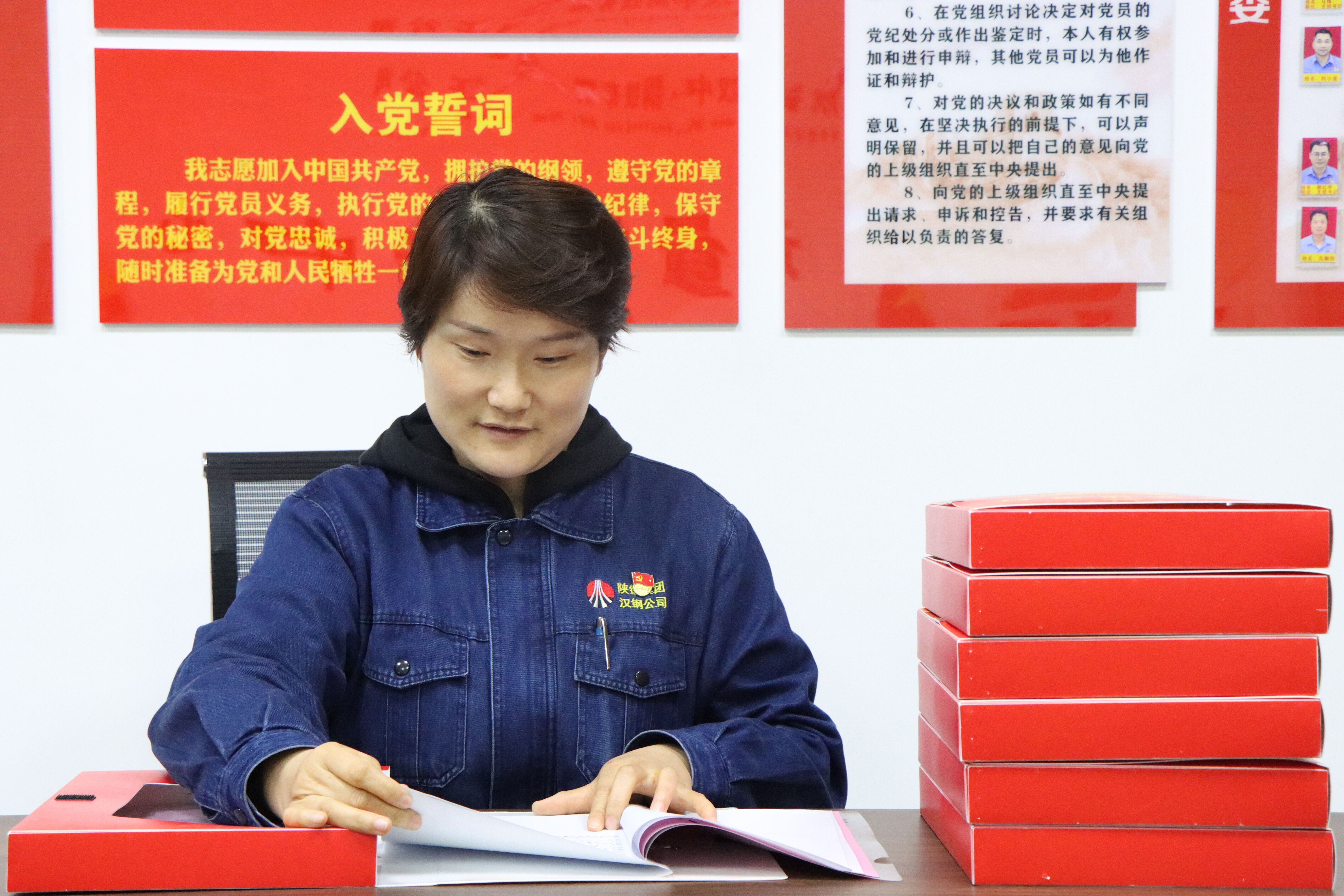 她