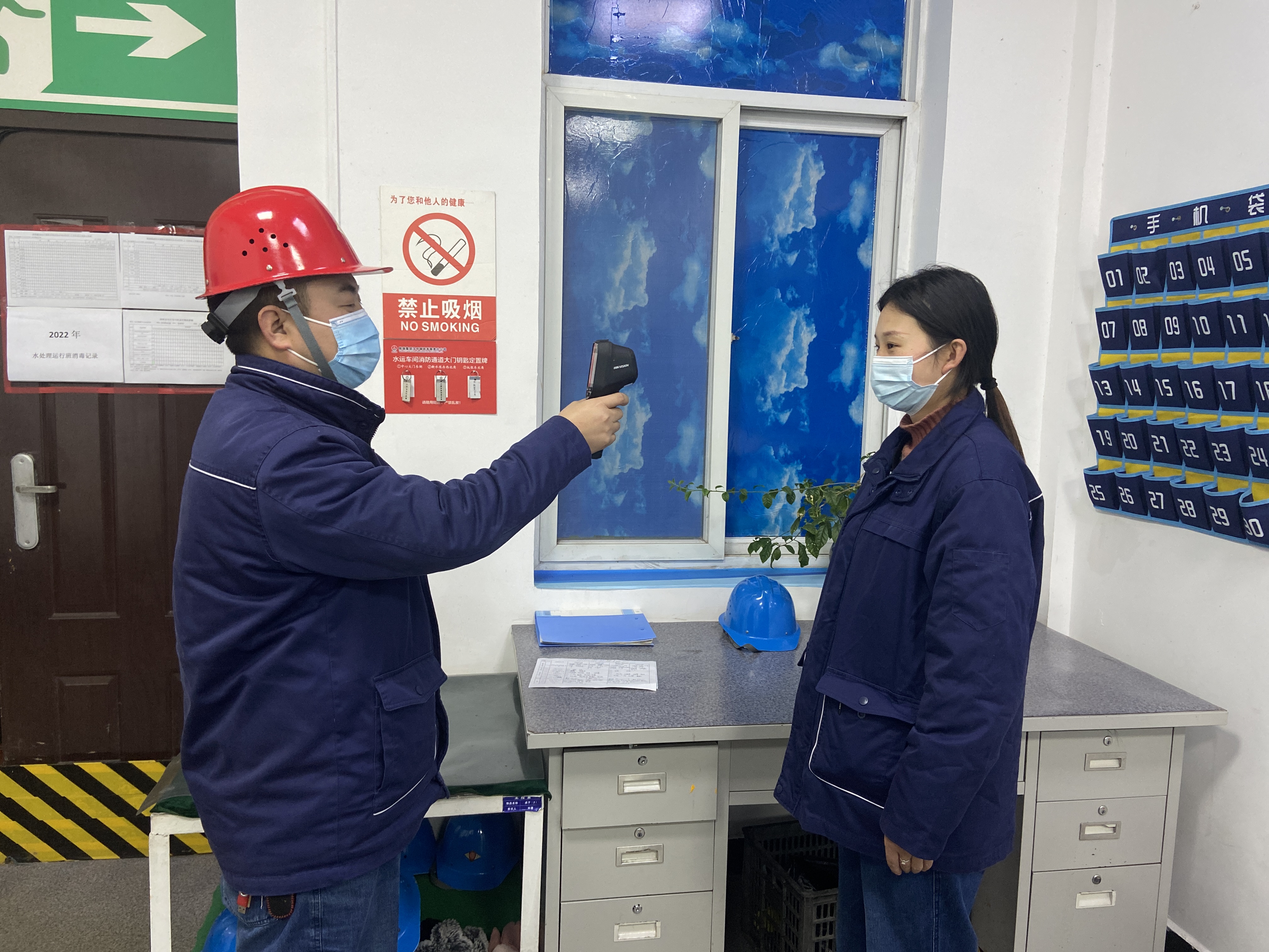 他們，用“敬業(yè)?！焙铣伞捌桨哺！? title=