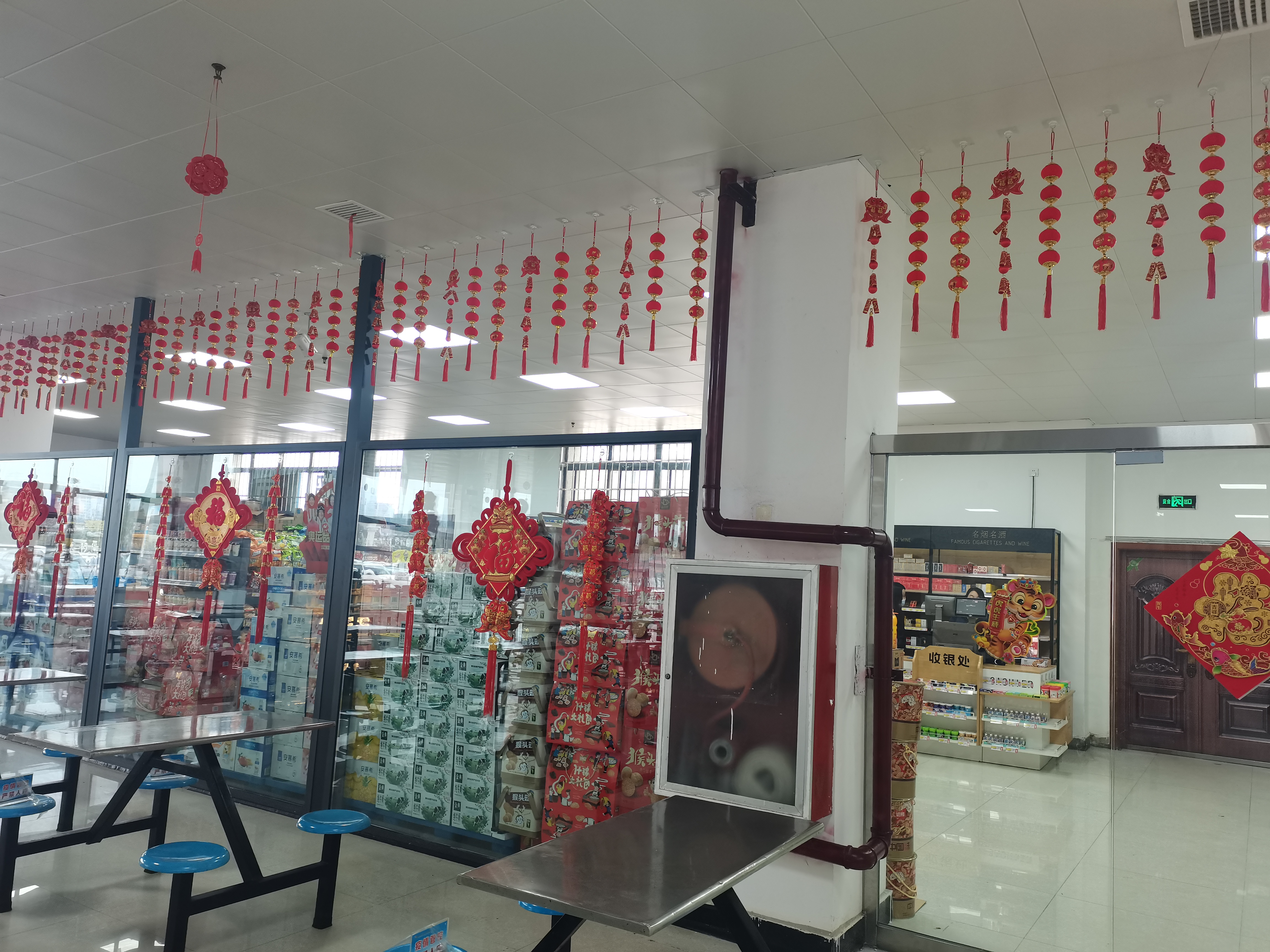 又是一年新春到  紅紅的燈籠美美的花 ——旅游后勤部精心開展春節(jié)氛圍營造工作