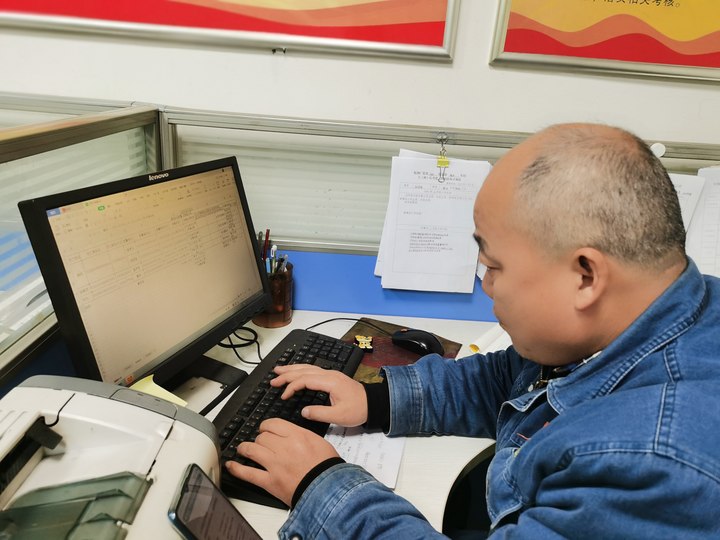 節(jié)日不停歇，堅守崗位不松懈