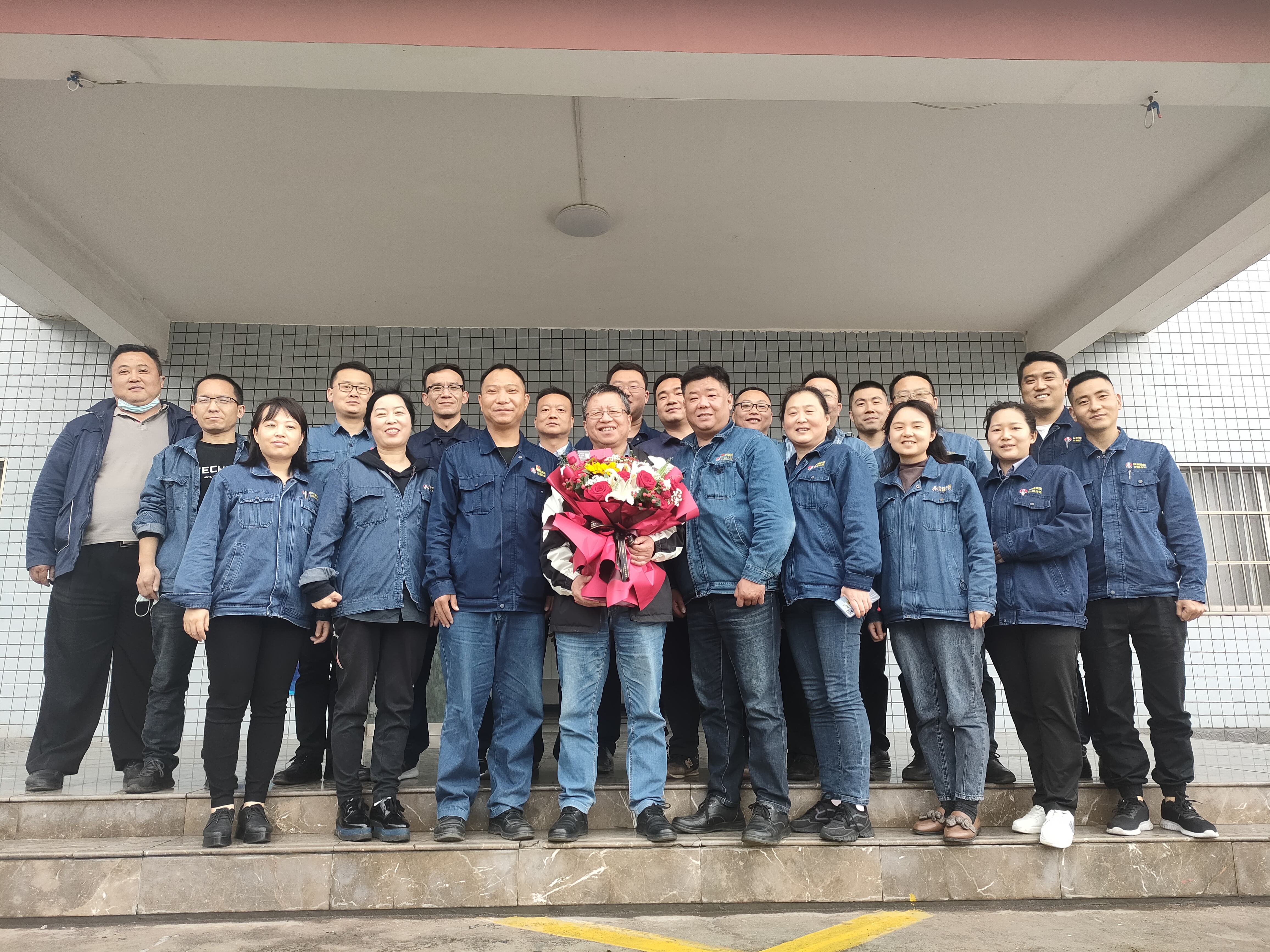 到齡離崗送領(lǐng)導(dǎo)，依依不舍情誼深---機(jī)關(guān)工會(huì)召開干部到齡離崗歡送會(huì)