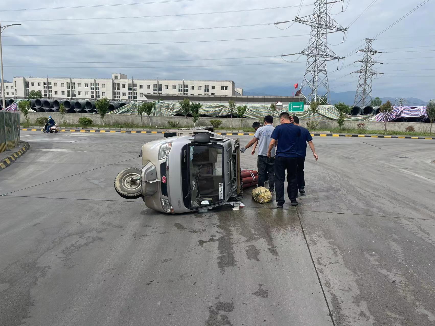 暖了！廠區(qū)一車輛側(cè)翻，公司專職消防隊巡查途中幫忙解困