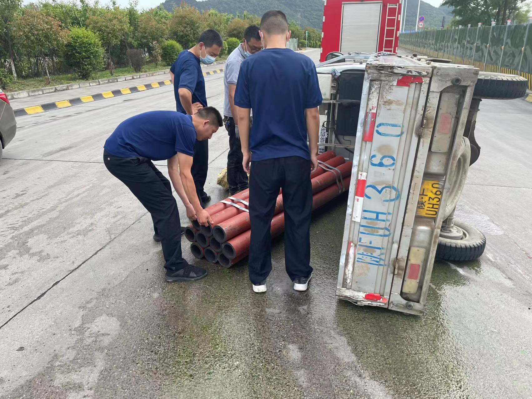 暖了！廠區(qū)一車輛側(cè)翻，公司專職消防隊巡查途中幫忙解困