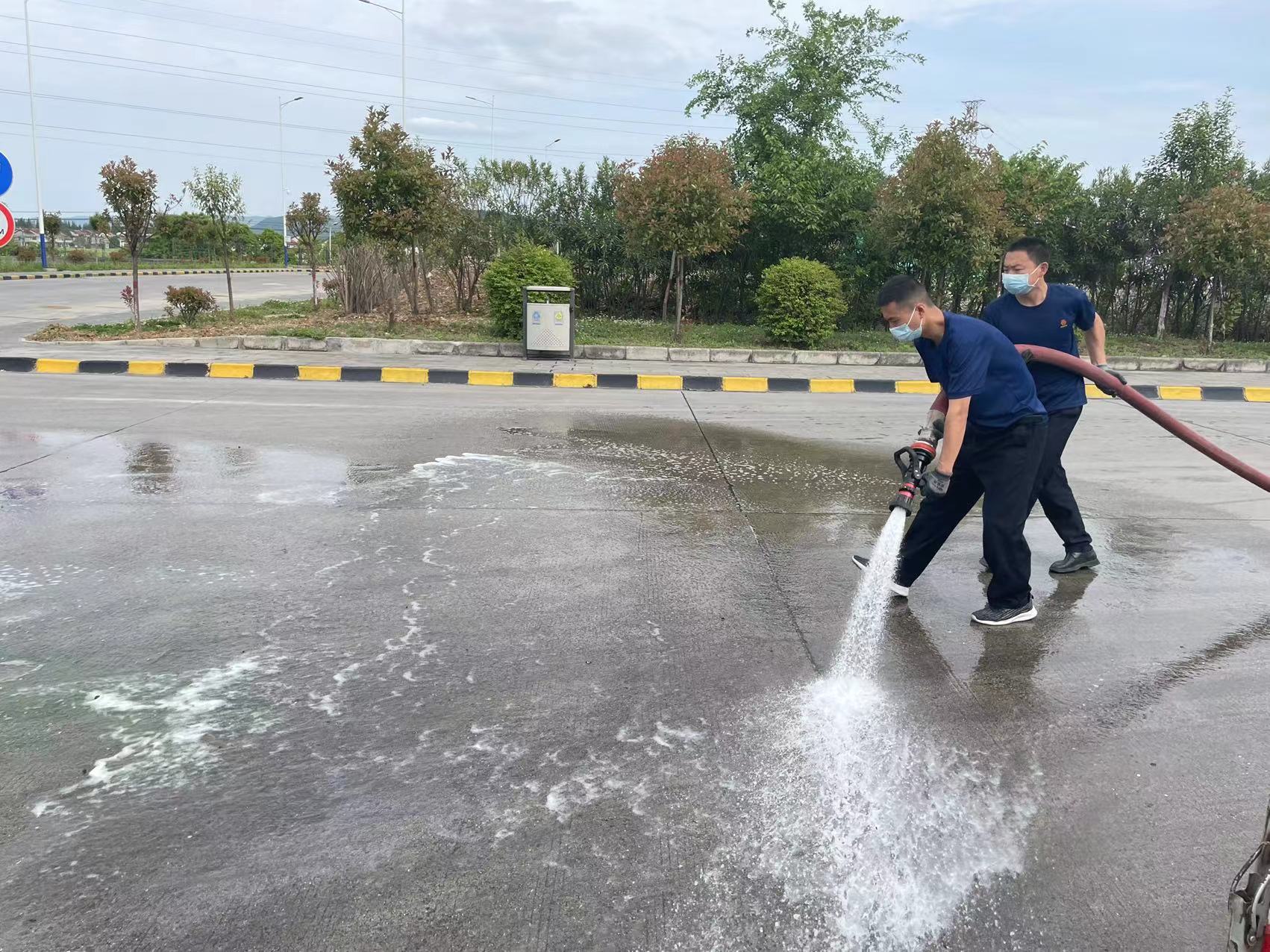 暖了！廠區(qū)一車輛側(cè)翻，公司專職消防隊巡查途中幫忙解困