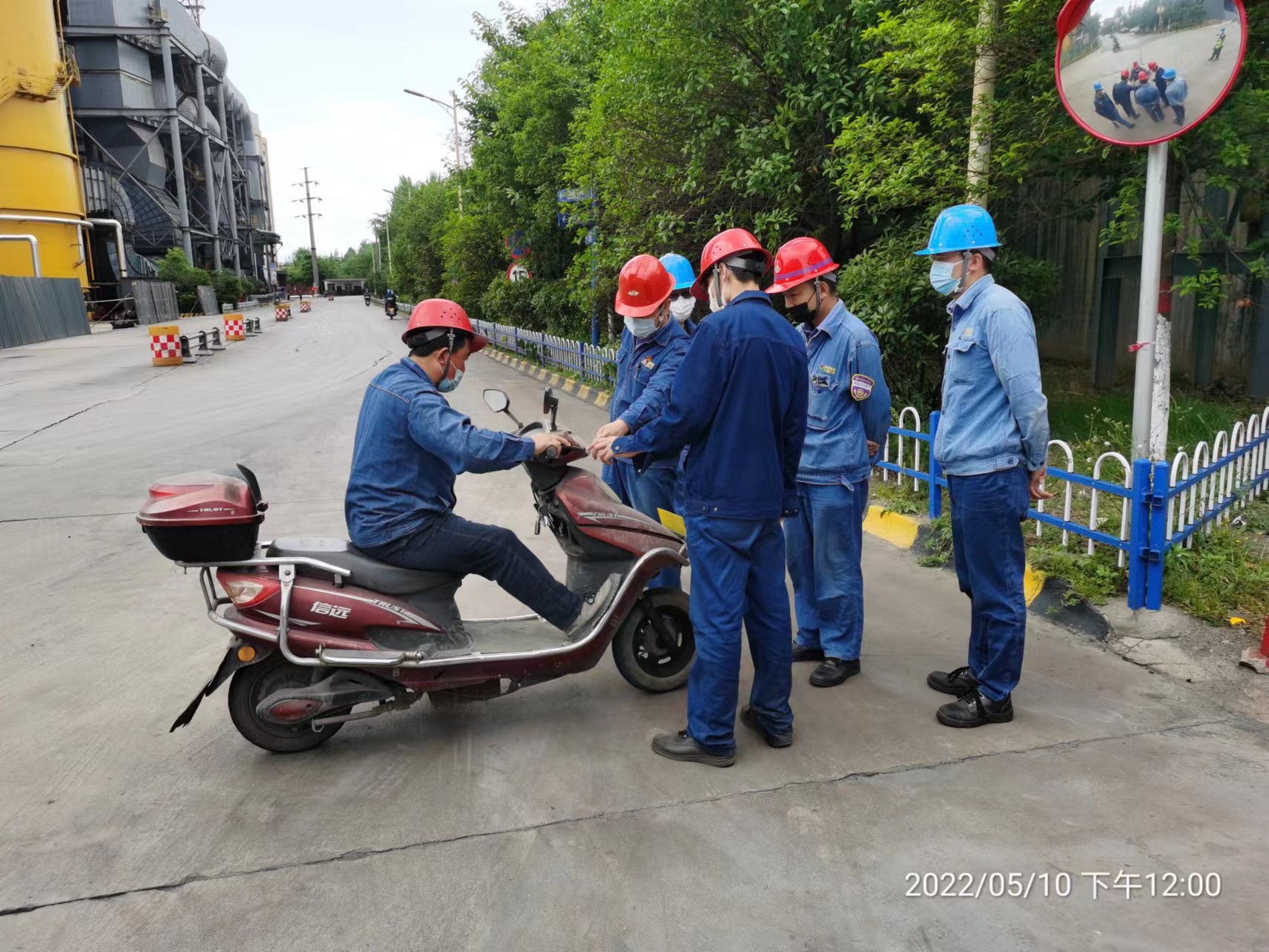 摩托車駕駛者，請(qǐng)你騎車悠著點(diǎn)