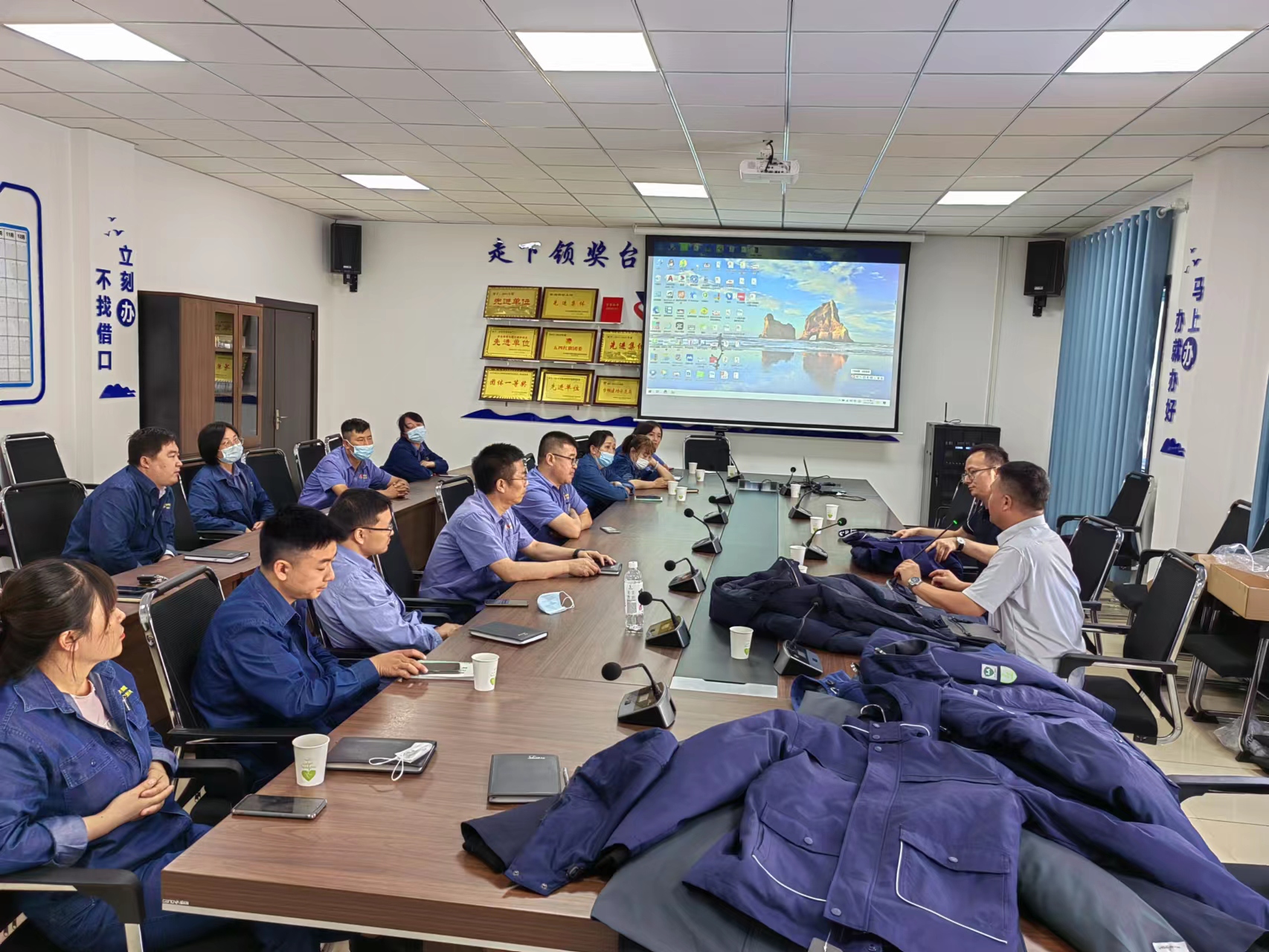暖心！漢鋼公司成功召開(kāi)冬裝棉服提升會(huì)