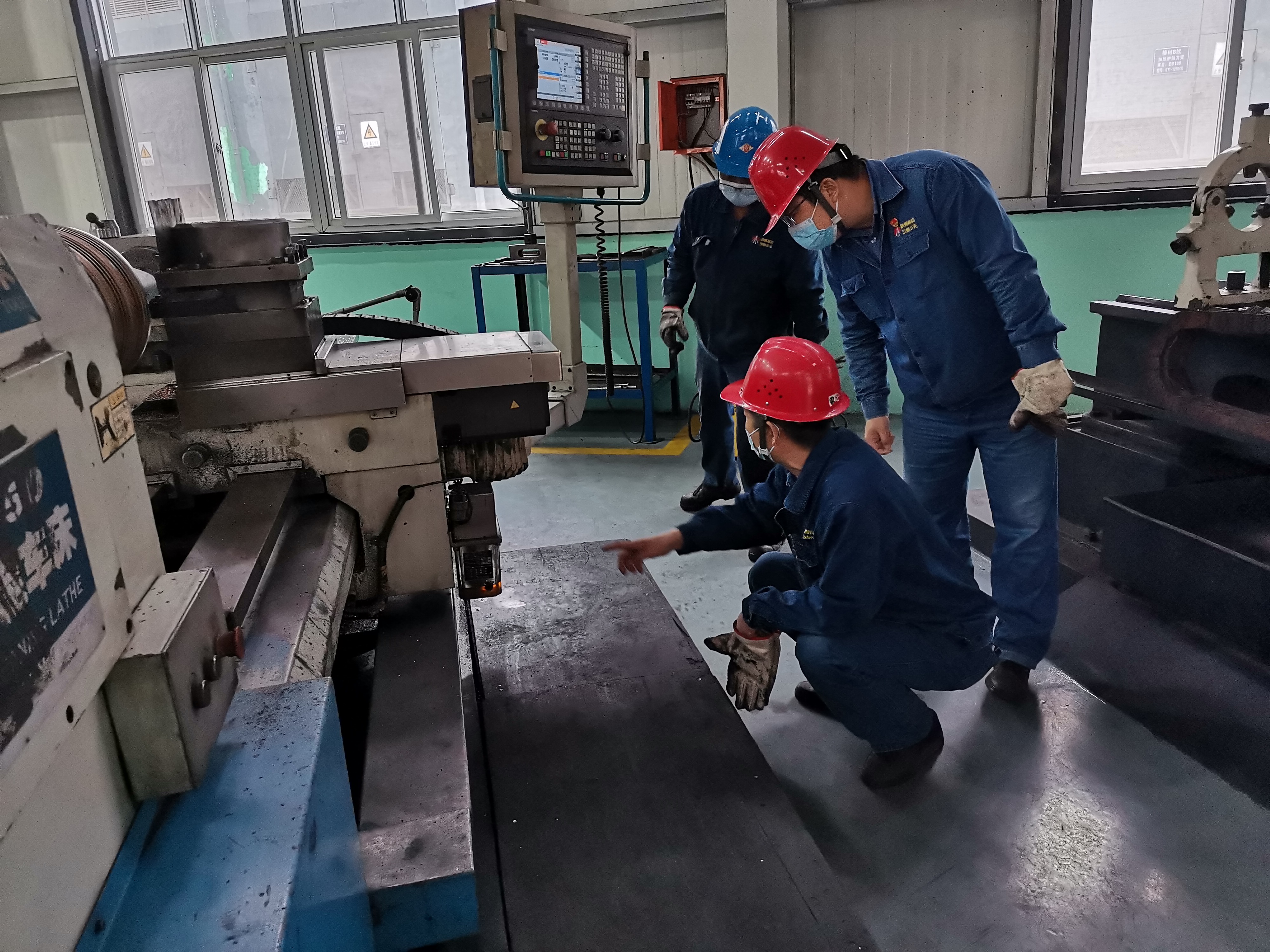 點燈照路  為平安軋鋼建設(shè)錦上添花