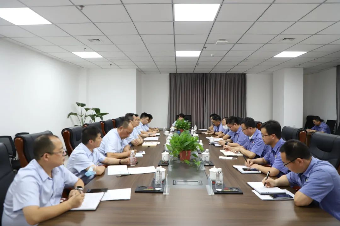 陜鋼集團產(chǎn)業(yè)創(chuàng)新研究院黨委書記、董事長劉光明一行到公司開展“送清涼”活動并交流座談