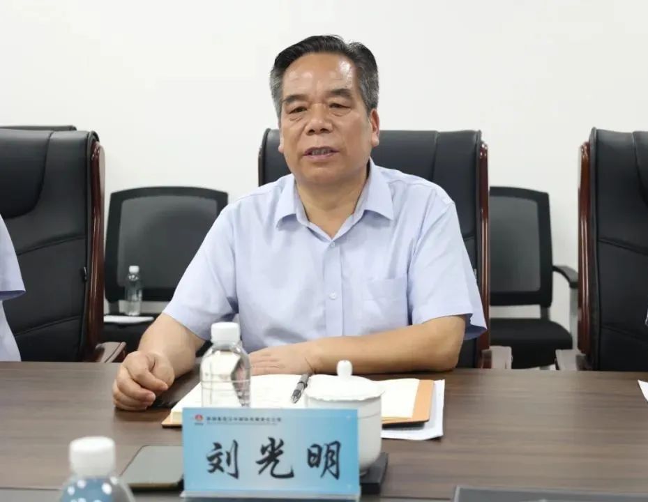 陜鋼集團產(chǎn)業(yè)創(chuàng)新研究院黨委書記、董事長劉光明一行到公司開展“送清涼”活動并交流座談