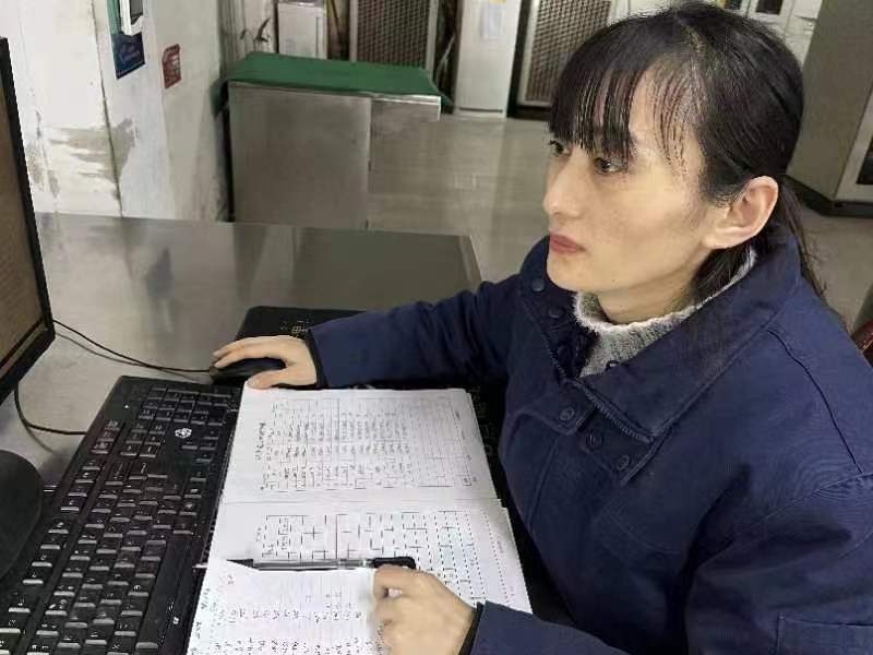 看煉鋼巾幗話(huà)擔(dān)當(dāng)