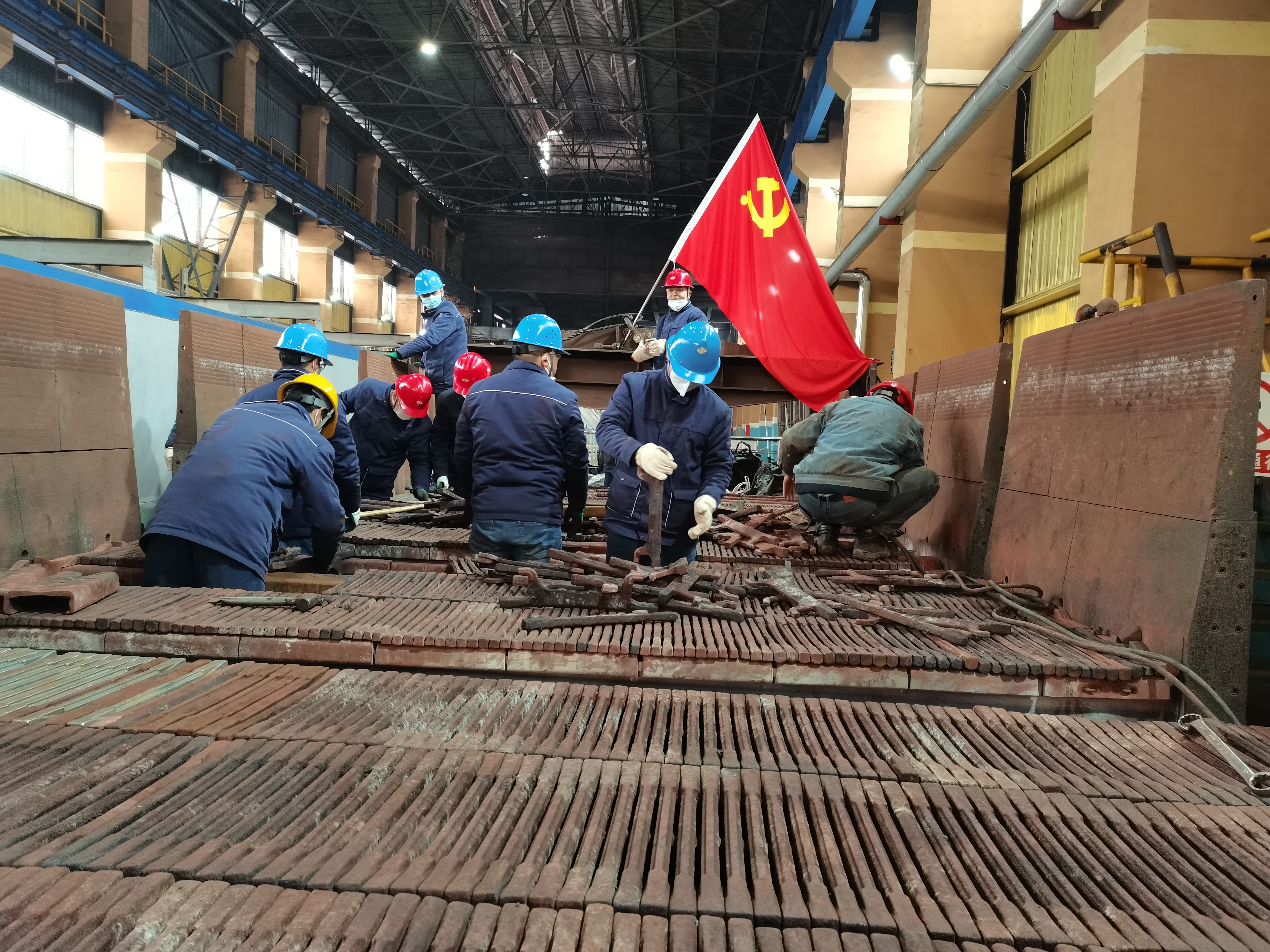 攻堅(jiān)克難 他們在一線——漢鋼公司265㎡燒結(jié)機(jī)檢修側(cè)記