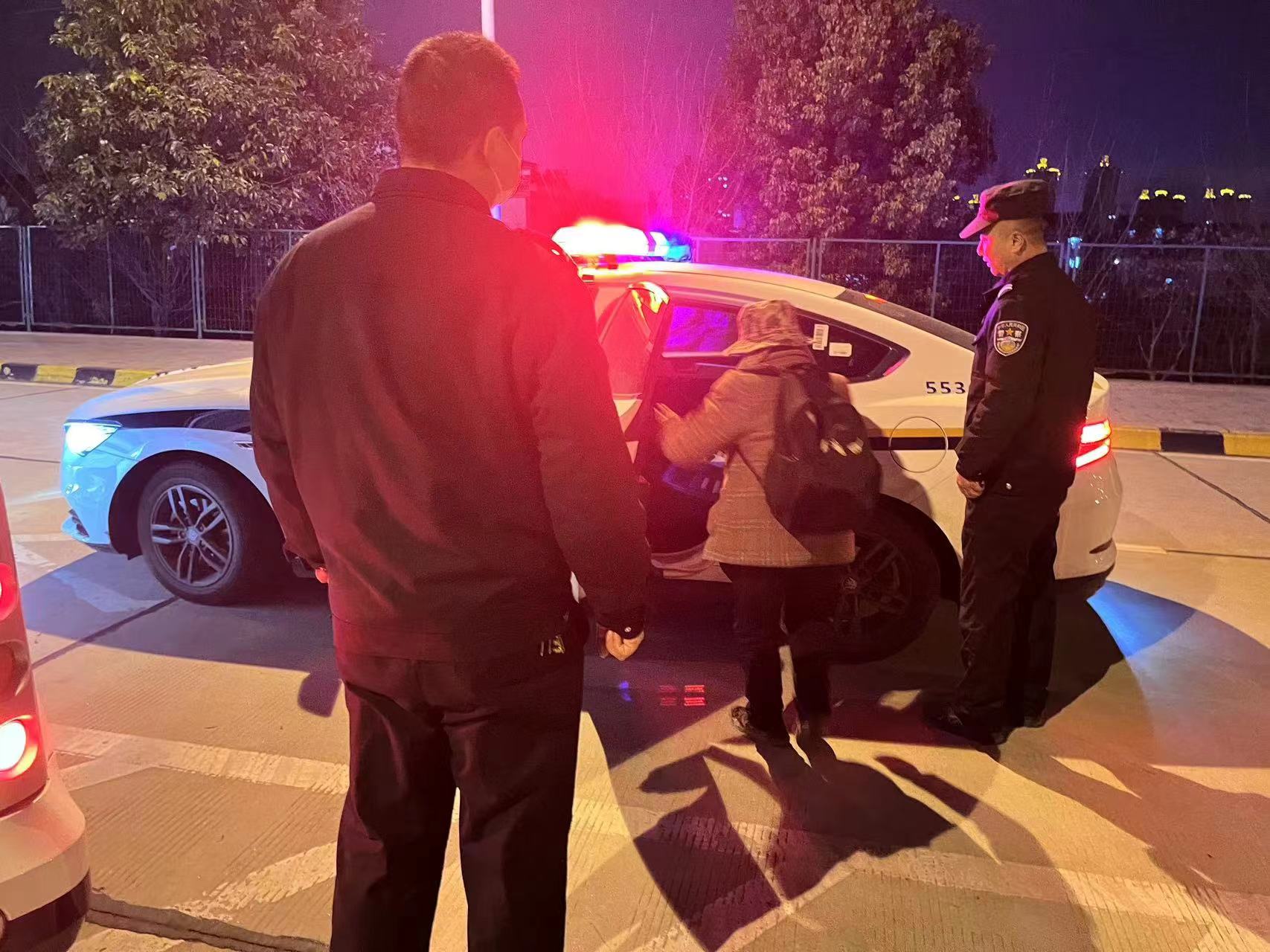 贊！寒夜暖心護送迷路老人歸家，他們以實際行動踐行初心使命