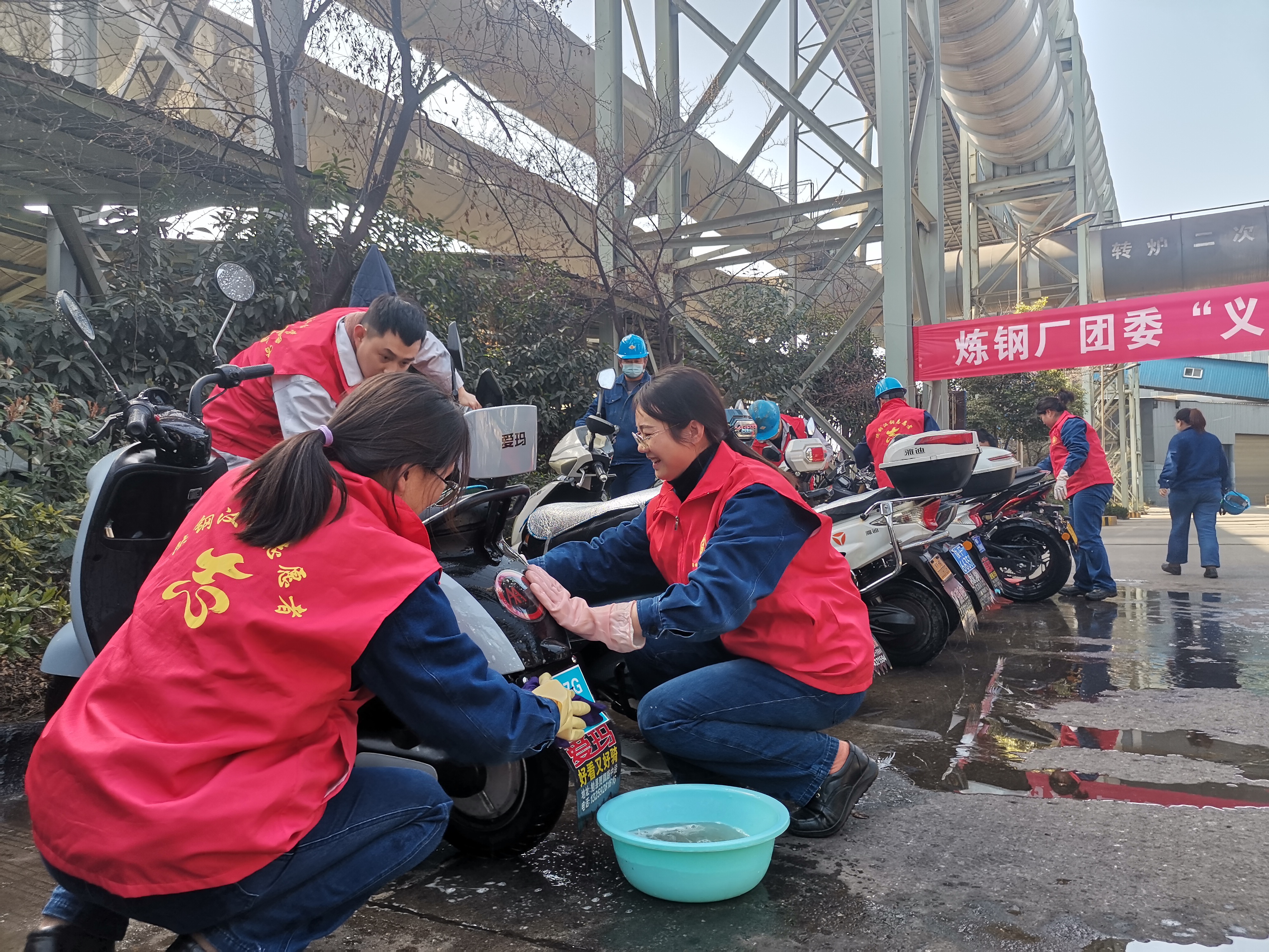 義務洗車煥新顏，美麗出行樹新風 ——煉鋼廠團委組織開展“義務洗車，環(huán)保出行”學雷鋒志愿者活動