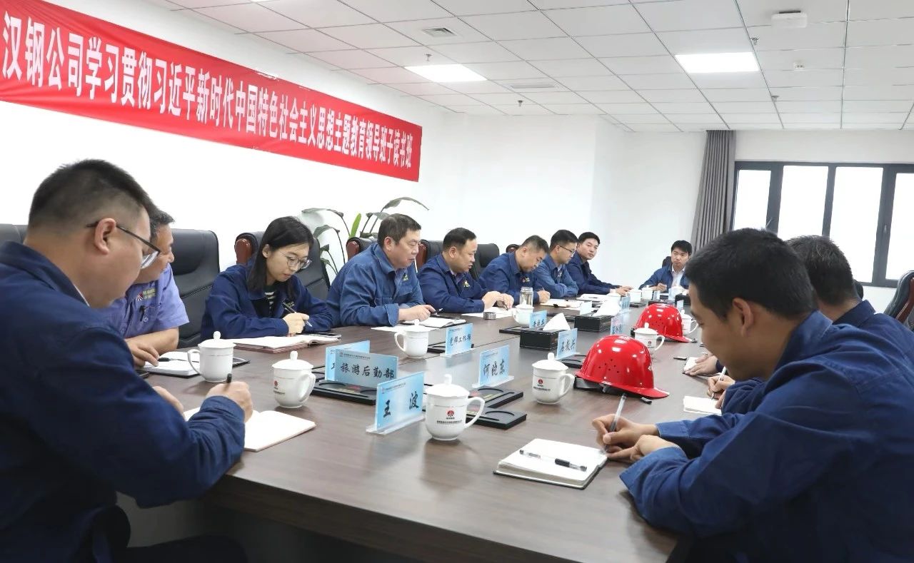 周永平與首批外部引進的中厚板專業(yè)技術人員座談