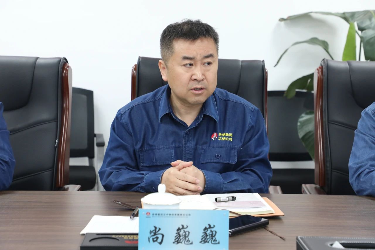 周永平與首批外部引進的中厚板專業(yè)技術人員座談