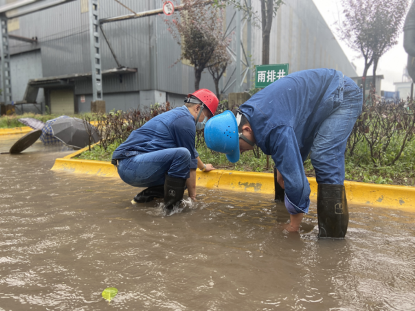 原來，奔跑在雨中的他叫劉曉濱