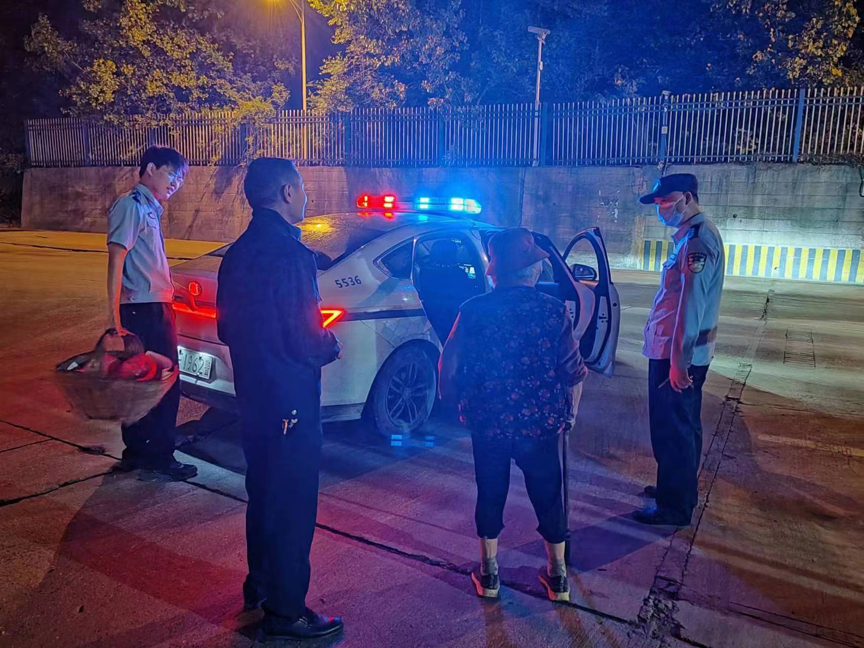 熱心警衛(wèi)護(hù)送迷失老人回家，踐行文明傳遞溫暖