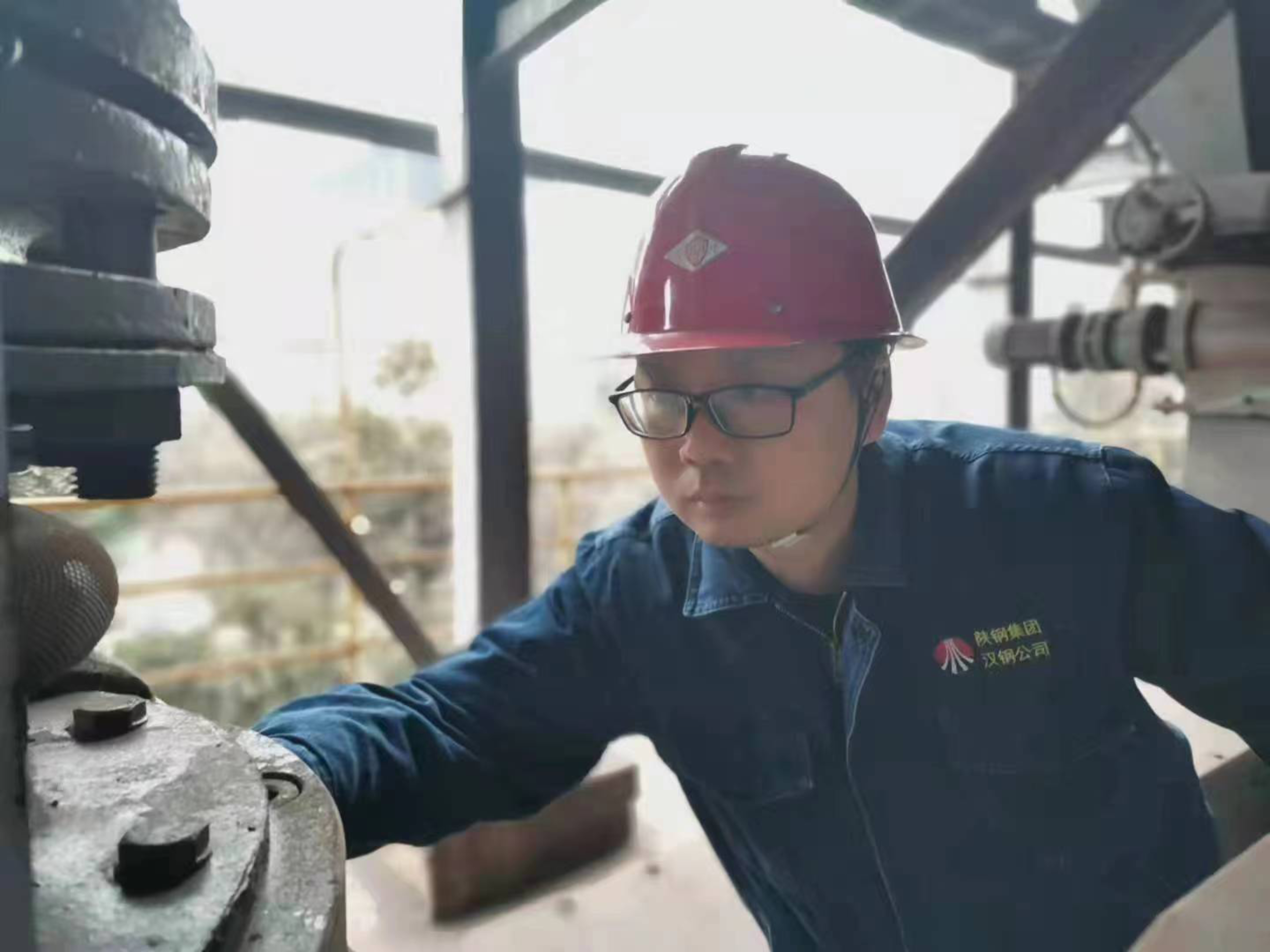 “穩(wěn)定順行”背后的無名英雄-----記漢鋼公司2021-2022年度“勞動模范”胡剛