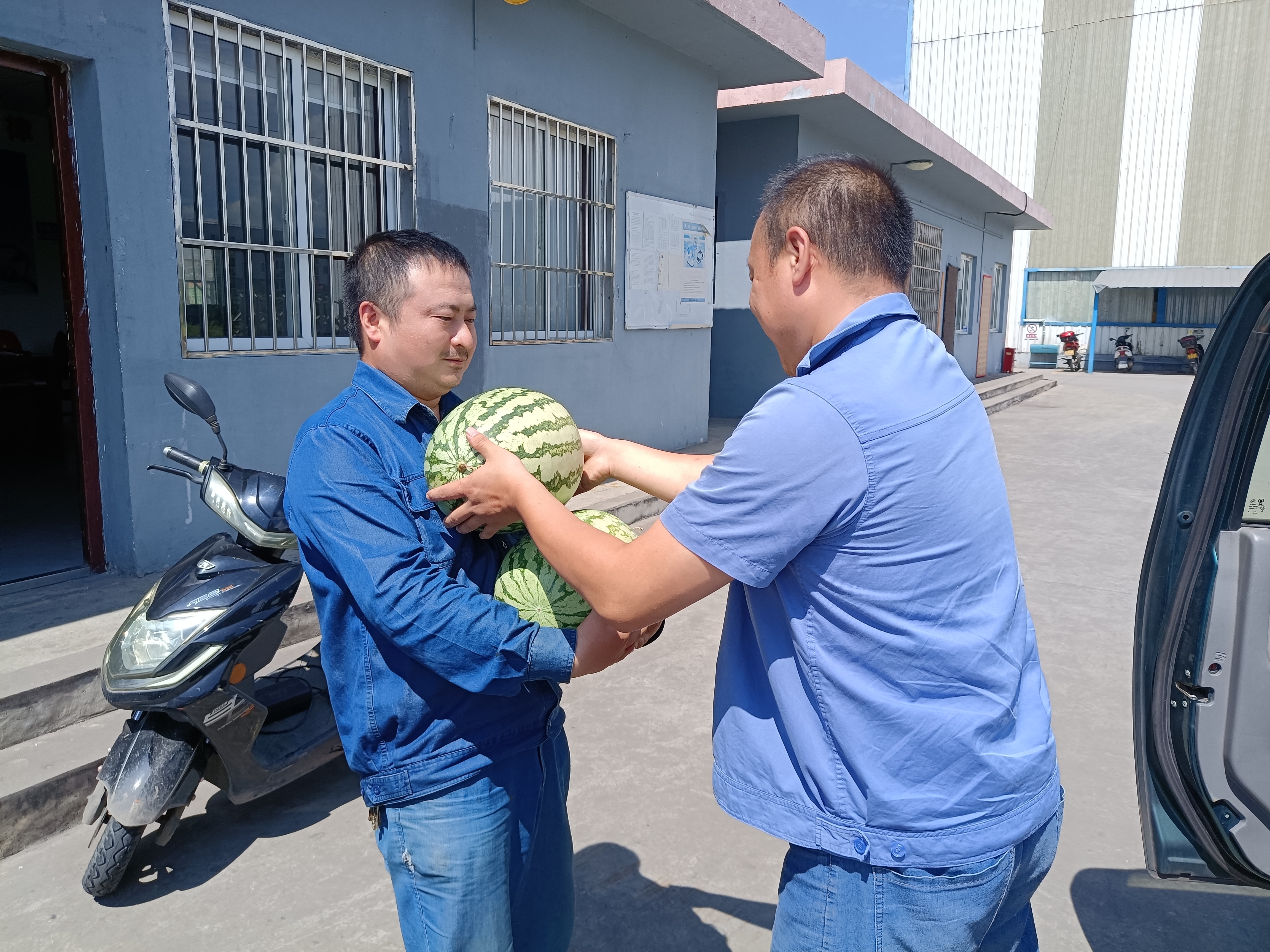 高溫下，為一線職工撐起防暑降溫“清涼傘”