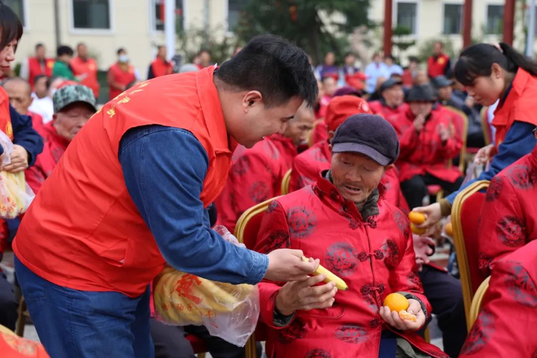最美“紅馬甲” 情暖“重陽節(jié)”！漢鋼公司組織敬老院獻(xiàn)愛心志愿服務(wù)活動