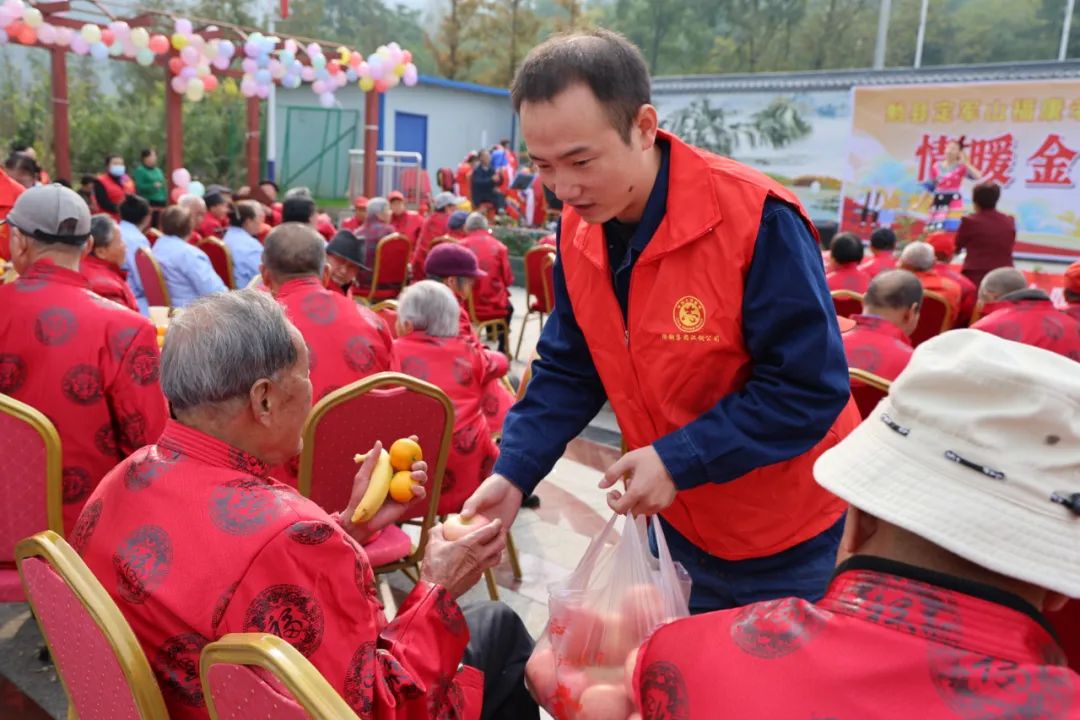 最美“紅馬甲” 情暖“重陽節(jié)”！漢鋼公司組織敬老院獻(xiàn)愛心志愿服務(wù)活動