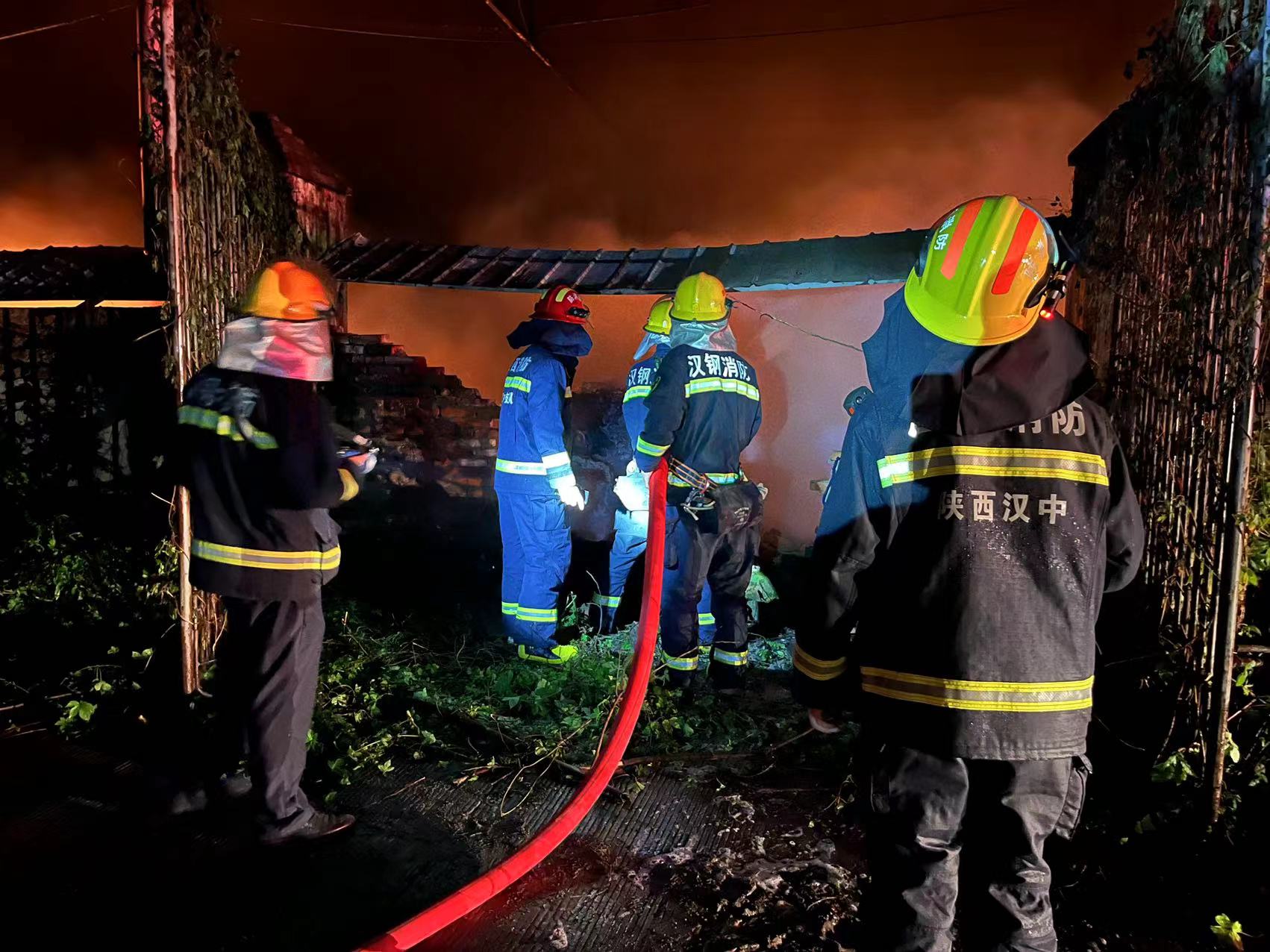 接警疾動 企地聯(lián)動處置火災事故