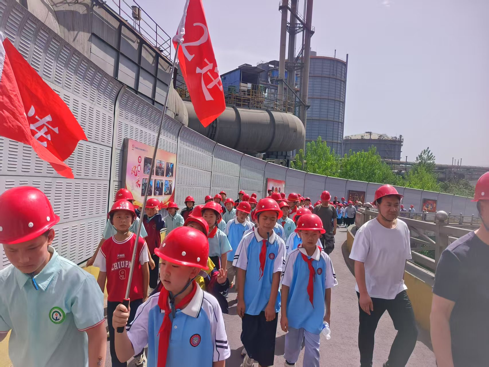 勉縣金泉鎮(zhèn)七十余名小學師生來漢鋼參觀研學