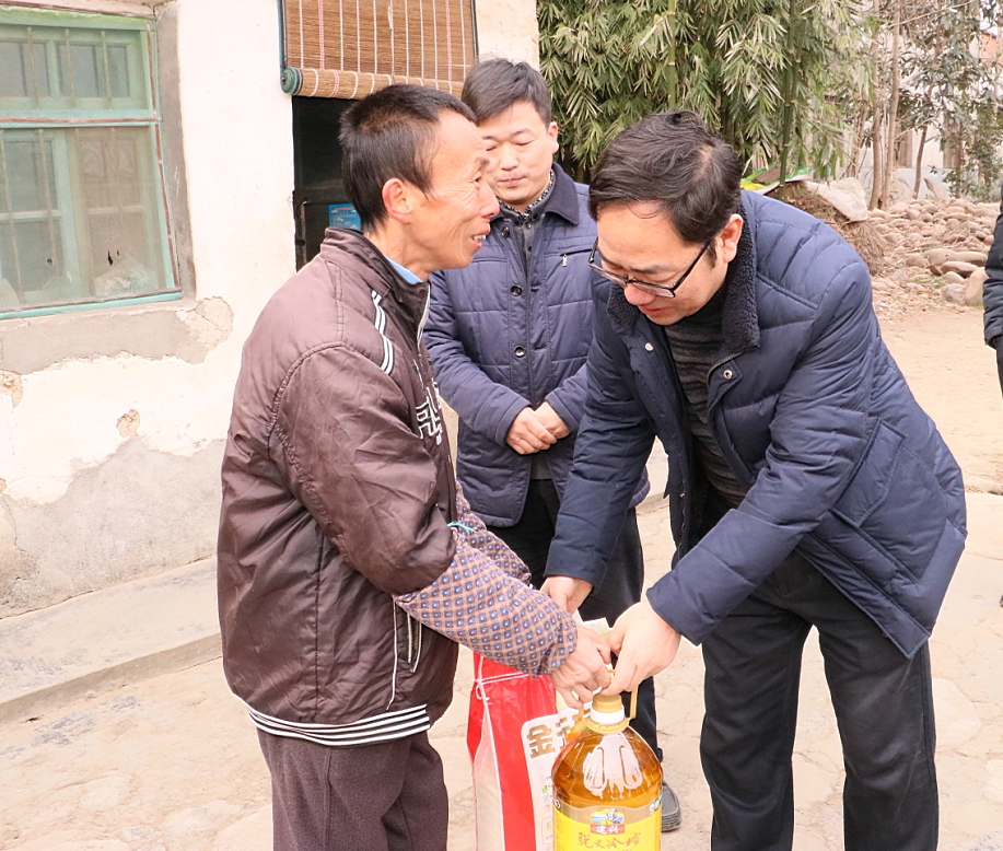 武軍強(qiáng)一行到勉縣黃羅營村扶貧慰問
