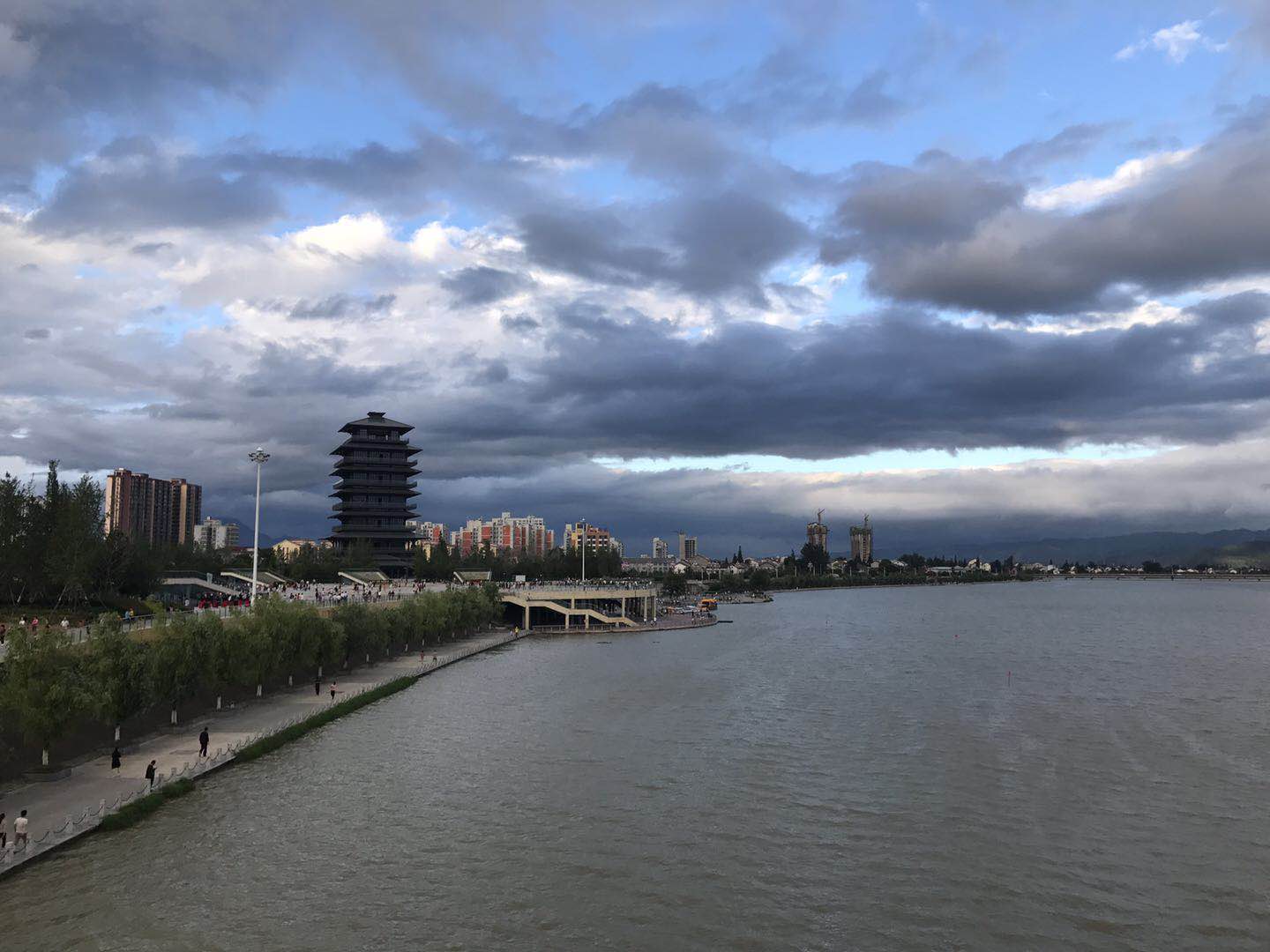 【鋼城文苑】涼風(fēng)習(xí)習(xí)，盛夏依舊