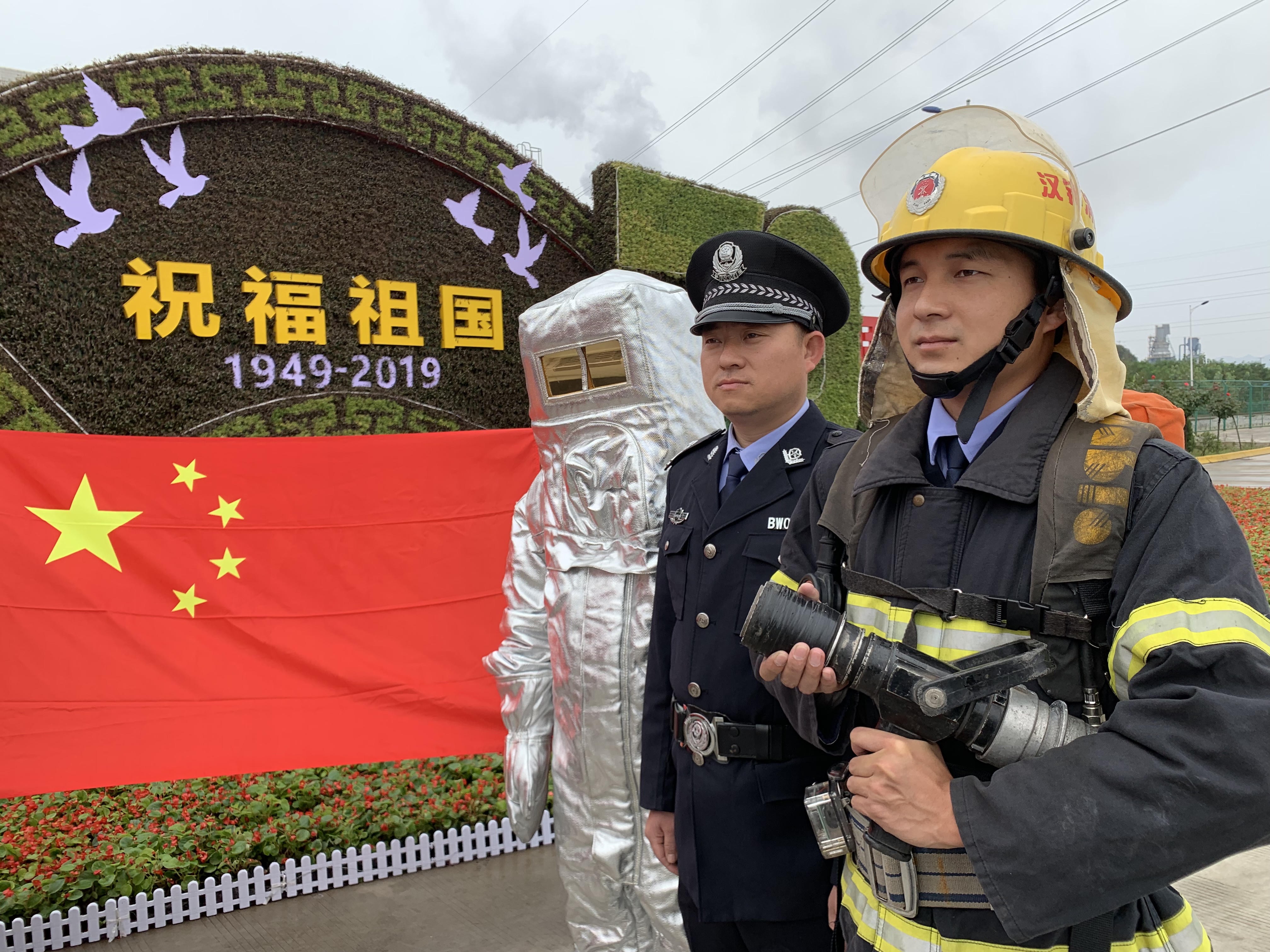 【鋼城文苑】我用忠誠(chéng) 護(hù)您長(zhǎng)安 祝福祖國(guó) 繁榮昌盛