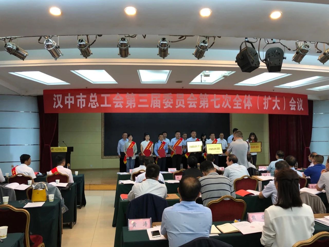 【先進(jìn)典型】漢鋼公司員工榮獲2020年漢中市“最美職工家庭”稱(chēng)號(hào)