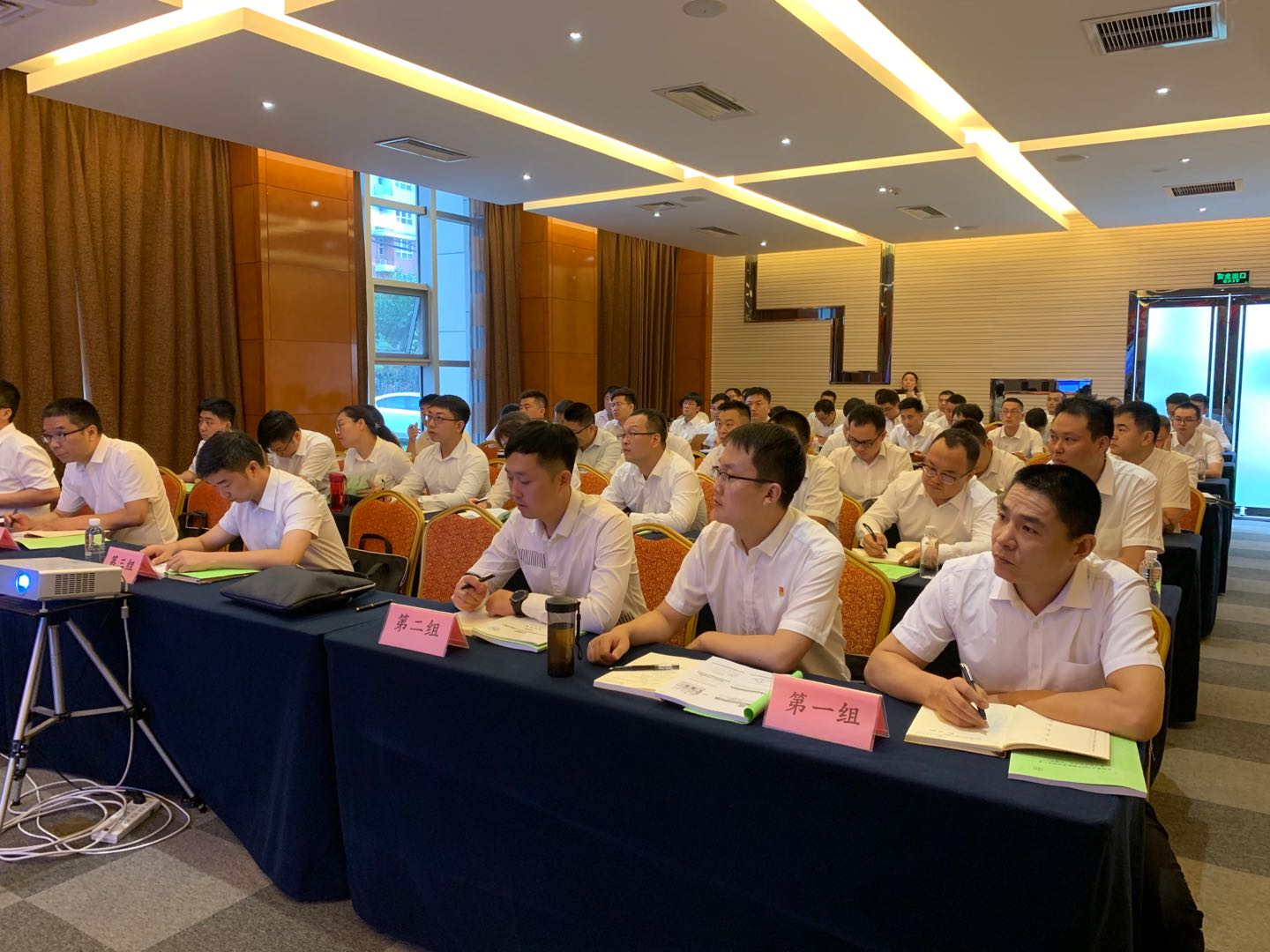 百舸爭(zhēng)流  奮楫者先