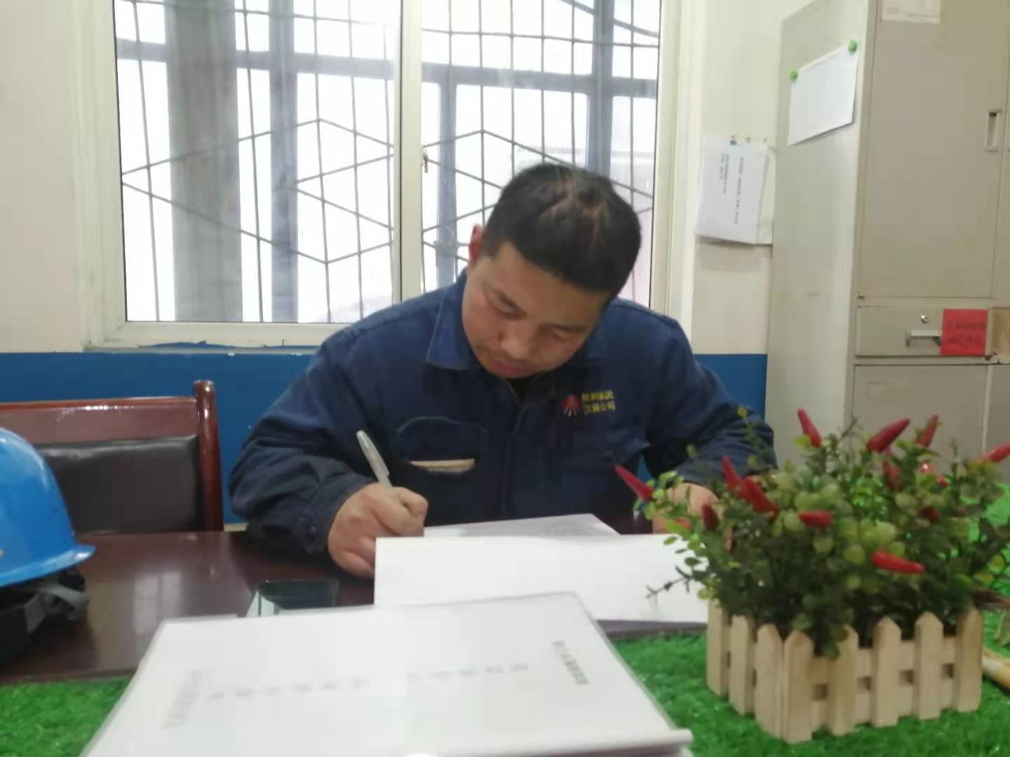 揮灑青春為軋線，無悔付出譜華章 ——記陜鋼集團2020年度先進工作者劉偉
